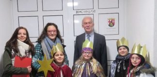 Die Sternsinger wurden von Bürgermeister Lothar Lorch empfangen. (Foto: Gemeindeverwaltung Haßloch)