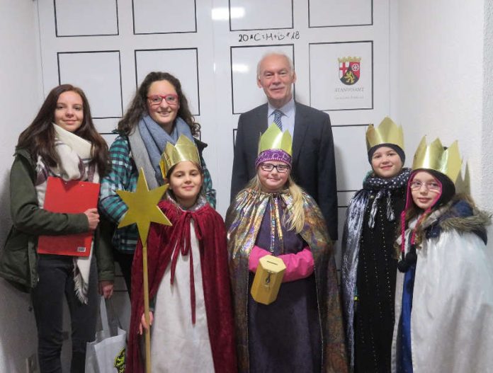 Die Sternsinger wurden von Bürgermeister Lothar Lorch empfangen. (Foto: Gemeindeverwaltung Haßloch)