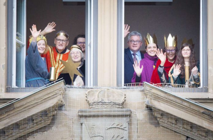 Minister Guido Wolf (vierter von rechts) mit Sternsingern der Domgemeinde St. Eberhard im Justizministerium. (Foto: Ministerium der Justiz und für Europa)