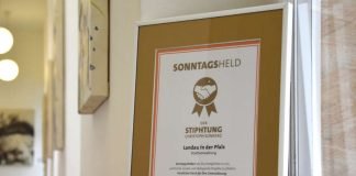 Die Stiphtung Christoph Sonntag hat die Stadt für die Unterstützung der Aktion Kinderwunschbaum ausgezeichnet. (Foto: Stadt Landau in der Pfalz)