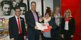 Landrat Dietmar Seefeldt überreicht Ingrid Daum, Mit-Initiatorin der Tafel für Herxheim, den Spendenscheck der Sparkassenstiftung über 5.000 Euro. V.l.n.r.: Stiftungsvorstand Thomas Nitz, Landrat Dietmar Seefeldt, Ingrid Daum, Bürgermeisterin Hedi Braun und Sparkassen-Niederlassungsleiterin Bianca Bauchhenß (Foto: Kreisverwaltung Südliche Weinstraße)