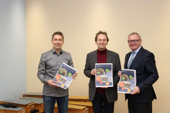 Über das neue Programm der Kreisvolkshochschule und Kreismusikschule freuen sich Kurt Steffens, Michael Zuber und Landrat Ernst Walter Görisch. (Foto: Kreisverwaltung Alzey-Worms)