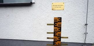 Die höchsten Wasserstände in Speyer. Die oberste Markierung ist vom Hochwasser am 31.12.1885. (Foto: Holger Knecht)