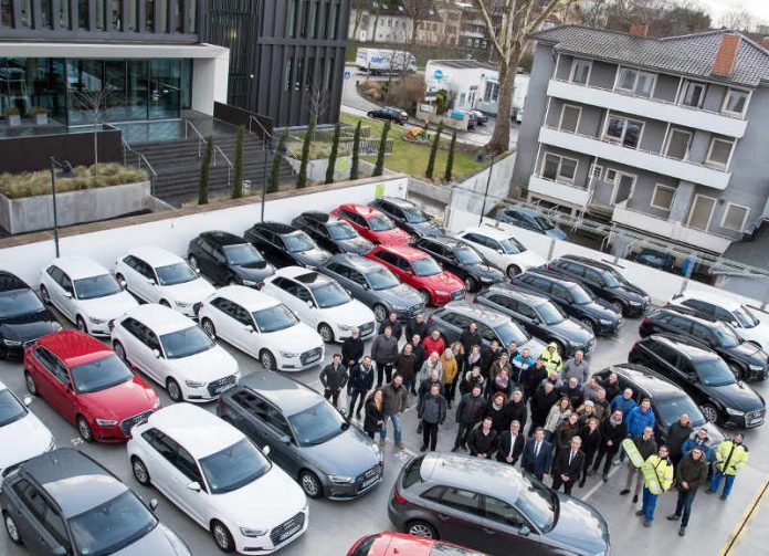 76 EWR-Mitarbeiter fahren mit ihrem Audi A3 e-tron überwiegend elektrisch – und das freut auch den Vorstand, Günter Reichart und Stephan Wilhelm. (Foto: EWR AG)