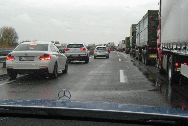 So sollte die Rettungsgasse immer aussehen! So sollte die Rettungsgasse immer aussehen!