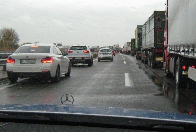 So sollte die Rettungsgasse immer aussehen!