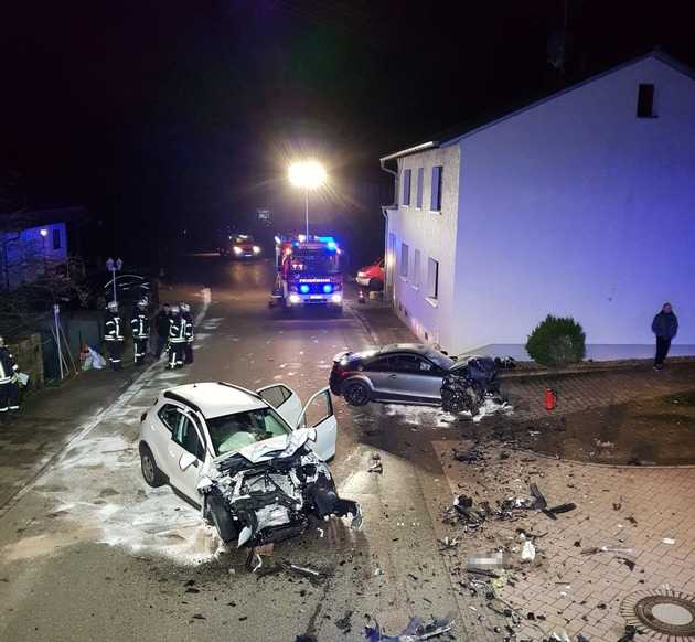 Wegen des schweren Unfalls am Donnerstagabend in Queidersbach war die Landstraße zwischen Linden und Queidersbach für mehrere Stunden gesperrt.
