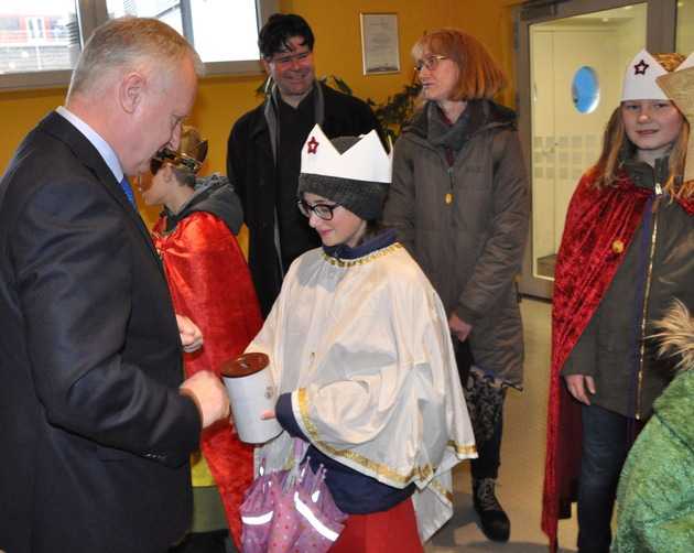 Polizeipräsident Michael Denne bei der Übergabe einer Spende an die Sternsinger