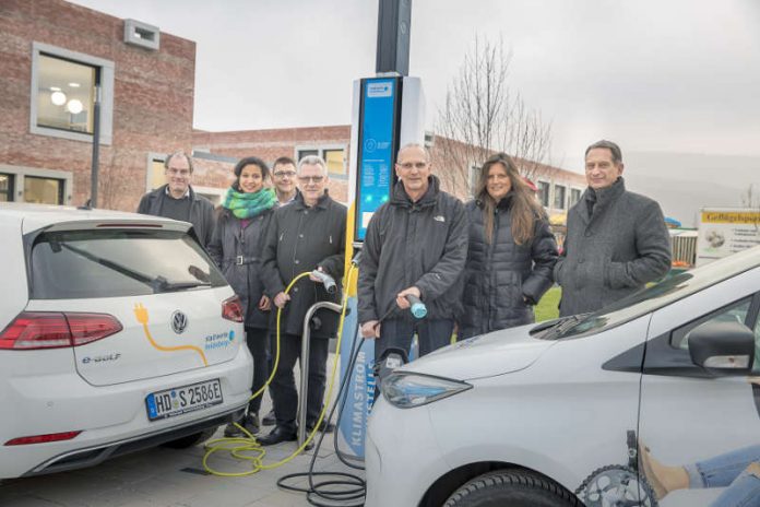 Testeten die neue Leuchte mit Ladefunktion (v.l.): Alexander Thewalt (Stadt Heidelberg), Amélie Wippern, Rainer Herb und Peter Erb (Stadtwerke Heidelberg) sowie Stefan Küppers (Stadtmobil), Sabine Lachenicht und Raino Winkler (Stadt Heidelberg). (Foto: Stadtwerke Heidelberg/ Christian Buck)