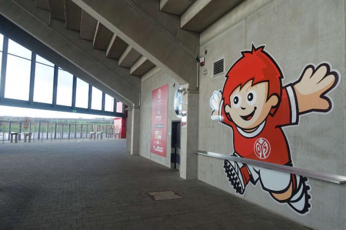 Der neu gestaltete Umlauf der Mainzelmännchen-Tribüne (Foto: Mainz 05)