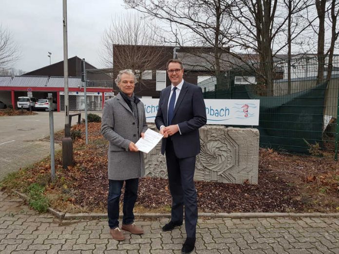 Bürgermeister Axel Wassyl (links) mit dem Zuschussbescheid und MdL Alexander Schweitzer (Foto: Verbandsgemeindeverwaltung Offenbach an der Queich)