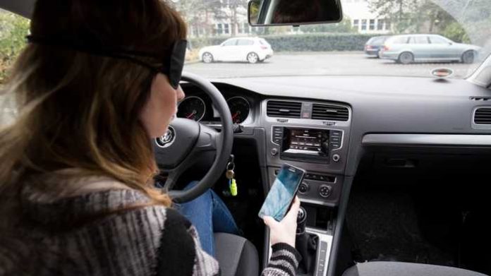 Der schnelle Blick auf das Smartphone kann schnell gefährlich werden. Der schnelle Blick auf das Smartphone kann schnell gefährlich werden.