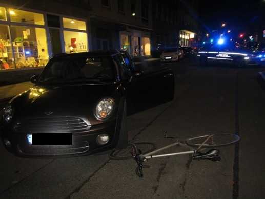 Der Radfahrer trug einen Helm - Das rettete ihn vor schwereren Verletzungen