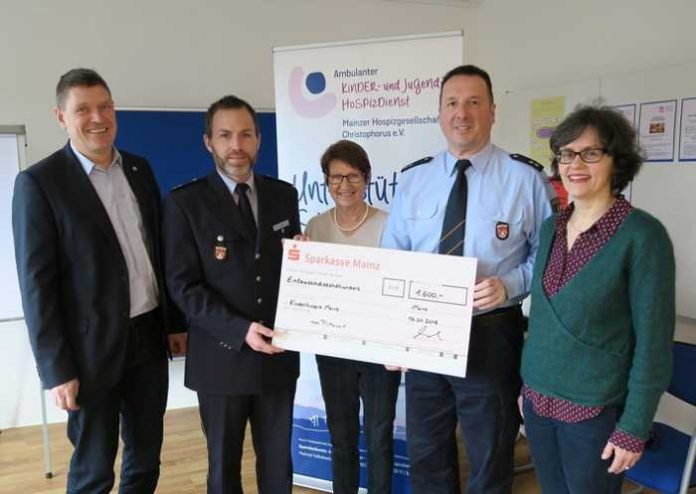 Polizeibeamte spenden für das Kinder- und Jugendhospiz Mainz Polizeibeamte spenden für das Kinder- und Jugendhospiz Mainz