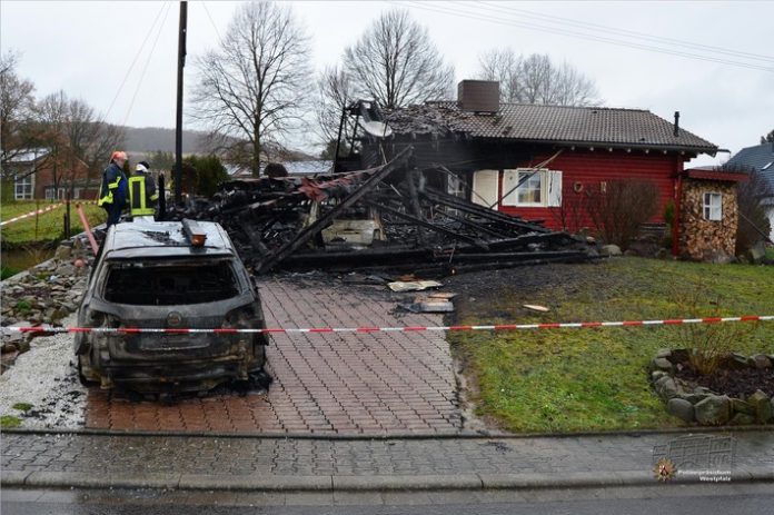 Der Brandort zeigt am Tag danach das ganze Ausmaß des Schadens: Carport und beide Autos völlig zerstört und das Wohnhaus so stark beschädigt, dass es unbewohnbar ist.