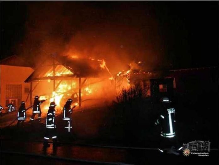 Der Carport wurde durch das Feuer völlig zerstört. Zwei Autos, die darin abgestellt waren, brannten aus. Das angrenzende Wohnhaus wurde ebenfalls stark beschädigt.