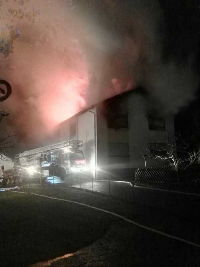 Lichterloh brannte heute Morgen ein Wohnhaus in Kindsbach. Eine Frau kam bei dem Feuer ums Leben.