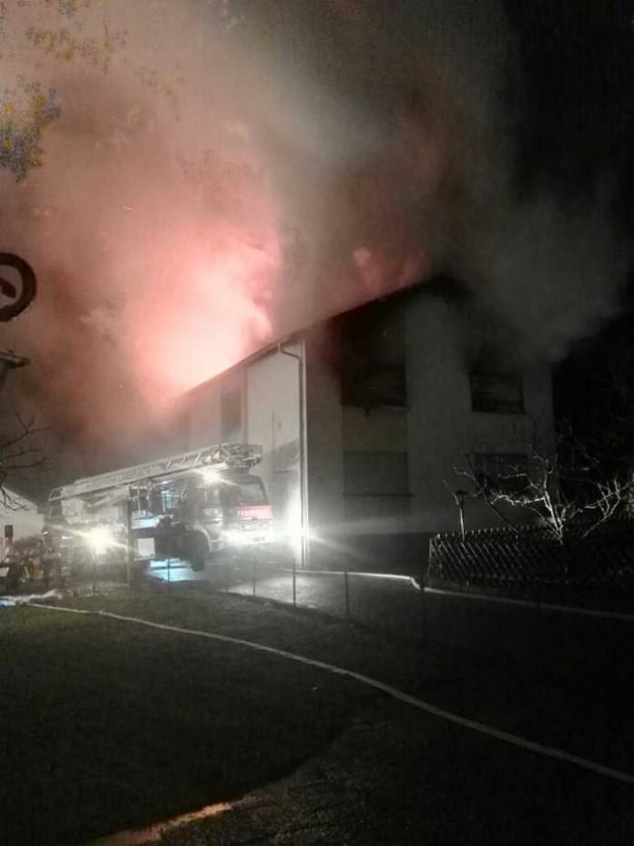 Lichterloh brannte heute Morgen ein Wohnhaus in Kindsbach. Eine Frau kam bei dem Feuer ums Leben. Lichterloh brannte heute Morgen ein Wohnhaus in Kindsbach. Eine Frau kam bei dem Feuer ums Leben.