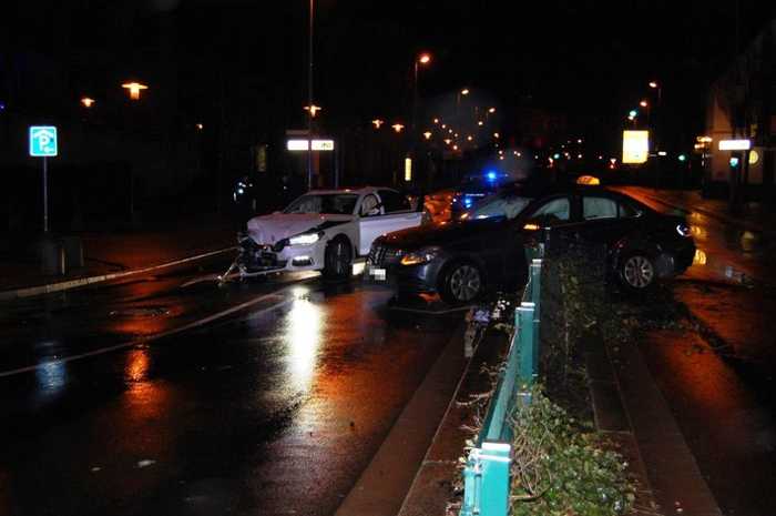 Weil der Zaun des Mittelstreifens beschädigt war und in die Fahrbahn ragte, musste die Feuerwehr Teile des Zauns demontieren.