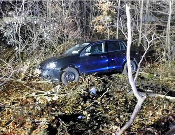 Der Wagen war aus noch ungeklärter Ursache von der Straße abgekommen und einen Hang hinunter gefahren. Dort blieb er zwischen Bäumen und Gestrüpp schwer beschädigt hängen. Der Wagen war aus noch ungeklärter Ursache von der Straße abgekommen und einen Hang hinunter gefahren. Dort blieb er zwischen Bäumen und Gestrüpp schwer beschädigt hängen.