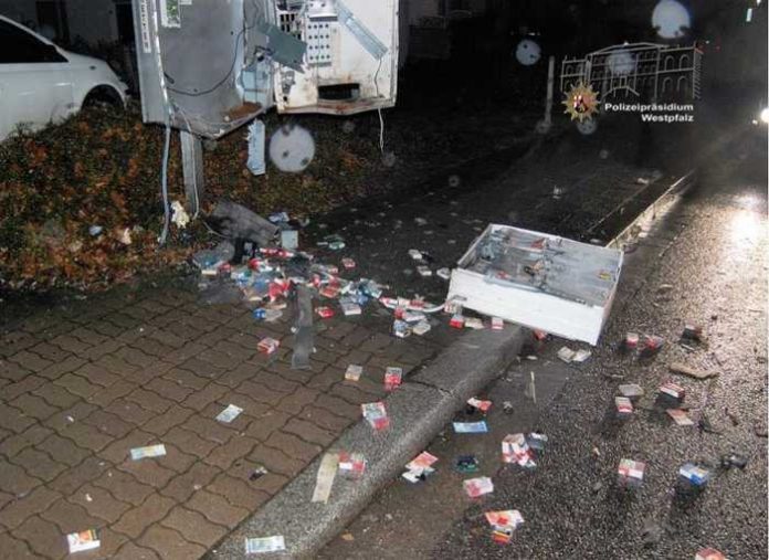 Der Zigarettenautomat wurde aufgesprengt und ein Teil des Inhalts (Zigaretten und Geld) gestohlen. Zahlreiche Zigarettenpackungen und Münzen blieben jedoch zurück und lagen über Gehweg und Fahrbahn verteilt auf dem Boden.