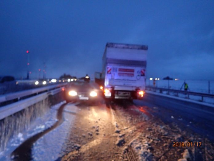 Verkehrsunfall auf schneeglatter Fahrbahn A63 Höhe Wörrstadt am 17.01,2018, gegen 07:30 Uhr