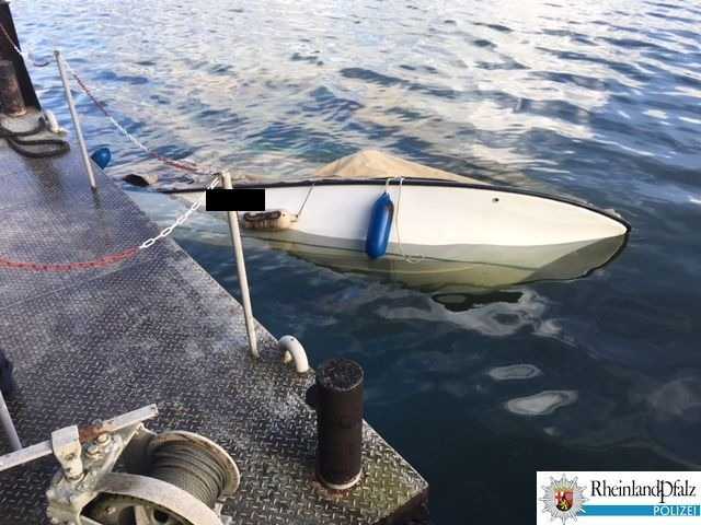Gesunkenes Sportboot im Binger Hafen Gesunkenes Sportboot im Binger Hafen