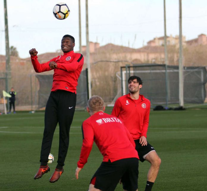 Agyemang Diawusie (l.) hebt ab in Oliva Nova, beobachtet von Sascha Mockenhaupt (r.) und Patrick Funk (Foto: svww.de)