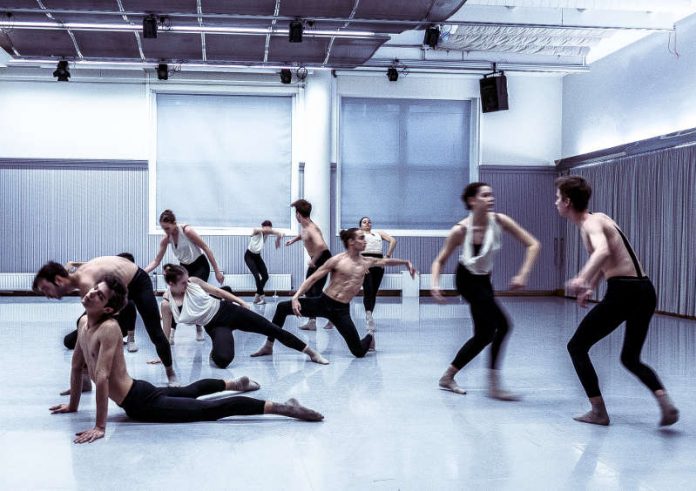ZuKT_Wintertanzprojekt 18 (Foto: Hansjörg Rindsberg) ZuKT_Wintertanzprojekt 18 (Foto: Hansjörg Rindsberg)