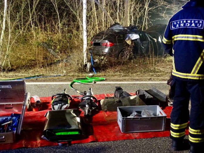 Der Fahrer des PKW wurde bei dem Verkehrsunfall tödlich verletzt (Foto: Feuerwehr Landau)