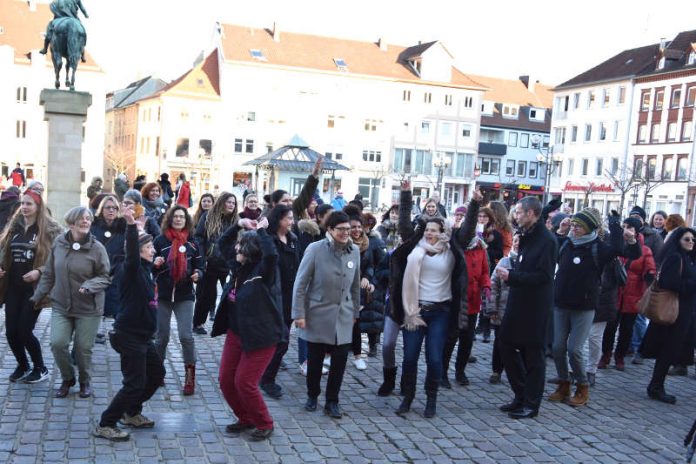 „Break the Chain“: Rund 50 Frauen, Männer und Kinder tanzten auf dem Landauer Rathausplatz zu den Klängen der offiziellen „One Billion Rising“-Hymne, darunter auch Bürgermeister Dr. Maximilian Ingenthron, die Landtagsabgeordnete Christine Schneider und die Gleichstellungsbeauftragte der Südlichen Weinstraße, Barbara Dees. (Foto: Stadt Landau in der Pfalz)