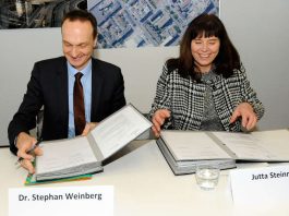 Finanzstaatsskretär Dr. Stephan Weinberg und die Ludwigshafener Oberbürgermeisterin Jutta Steinruck unterzeichneten den Kaufvertrag für das Grundstück an der Heinigstraße. (Foto: Stadtverwaltung Ludwigshafen)