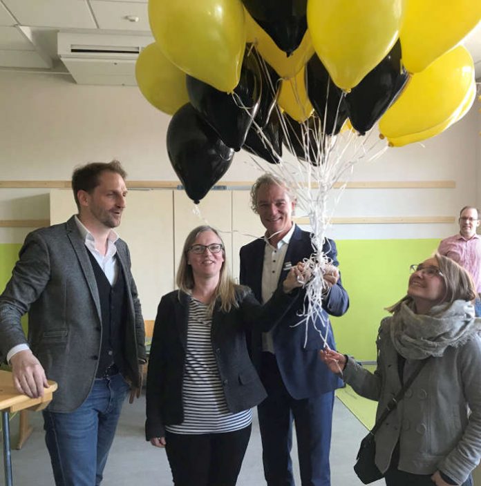 Bauleiterin Daniela Kitte (rechts) übergibt den Schlüssel an Luftballonen hängend an Schulleiterin Christin Lutz und Bürgermeister Axel Wassyl (Bildmitte). Links im Bild Architekt Dirk Lampe. (Foto: Verbandsgemeindeverwaltung Offenbach) Bauleiterin Daniela Kitte (rechts) übergibt den Schlüssel an Luftballonen hängend an Schulleiterin Christin Lutz und Bürgermeister Axel Wassyl (Bildmitte). Links im Bild Architekt Dirk Lampe. (Foto: Verbandsgemeindeverwaltung Offenbach)