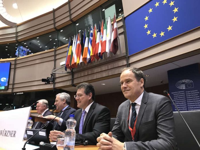 Heidelbergs Oberbürgermeister Prof. Dr. Eckart Würzner (rechts) auf dem Podium bei der festlichen Veranstaltung zu „10 Jahre Konvent der Bürgermeister“ am Donnerstag, 22. Februar 2018, im Europäischen Parlament in Brüssel. (Foto: Stadt Heidelberg)