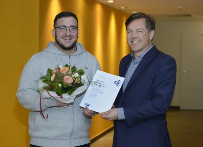 Der 200. Ausbildungsbotschafter David Cakaric mit IHK-Hauptgeschäftsführer Dr. Uwe Vetterlein. (Foto: Dagmar Mendel)