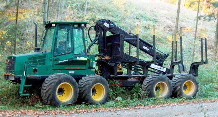 Ein Tragschlepper, der zum Abtransport des Holz aus dem Bestand verwendet wird. Durch die 4 Achsen und die breiten Reifen wird der Druck auf den Waldboden minimiert. (Foto: Landratsamt Rhein-Neckar-Kreis)