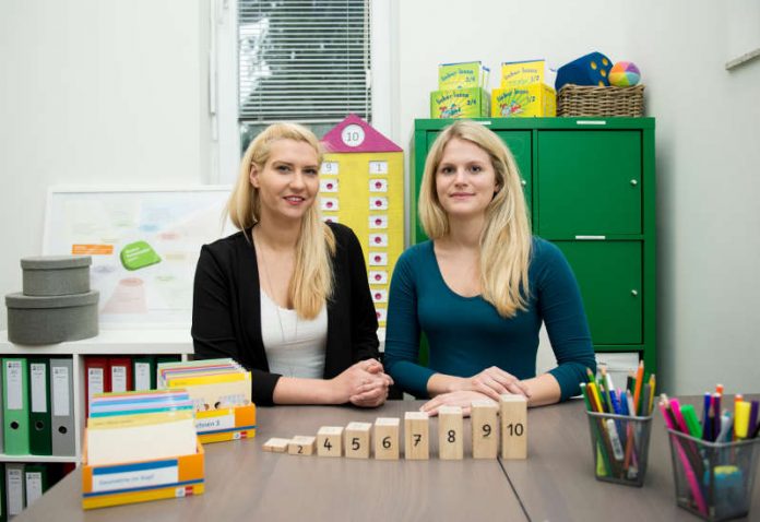 Ana Krizan und Yvonne Oschmann mit Lernmaterialien (Foto: Stadt Frankfurt/Salome Rössler)