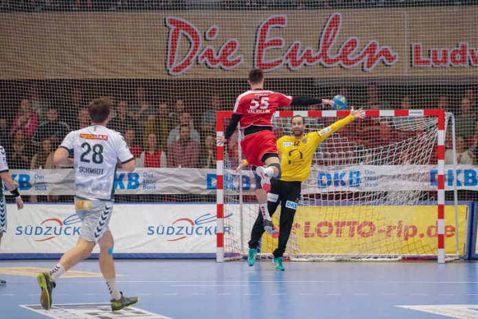 Azat Valiullin beim Torwurf gegen Silvio Heinevetter (Foto: Harry Reis) Azat Valiullin beim Torwurf gegen Silvio Heinevetter (Foto: Harry Reis)
