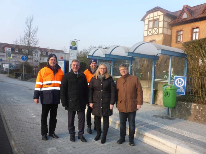 v.l.: Andreas Moritz, Regionalbevollmächtigter für Hessen Mobil Südhessen; Holger Schmitt, Bürgermeister der Gemeinde Rimbach; Jochen Vogel, Pressesprecher bei Hessen Mobil; Manon Brüstle, Projektverantwortliche bei Hessen Mobil Südhessen; Arno Krämer, Baudezernent bei Hessen Mobil Südhessen. (Foto: Hessen Mobil)