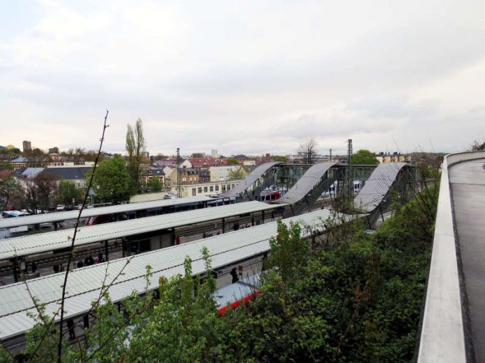 Der Fußgängersteg soll nach Süden hin verlängert werden. (Foto: Stadtverwaltung Neustadt)