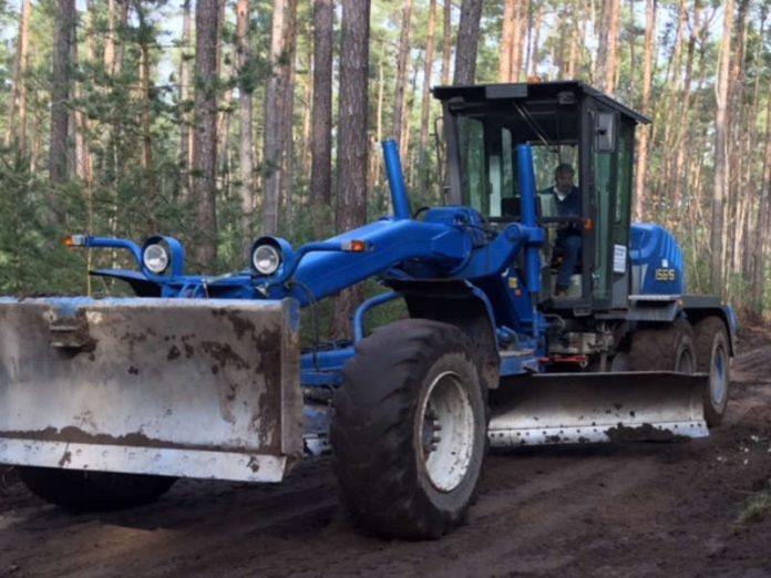 Grader beim Anlegen eines Planums für den Schottereinbau (Foto: Gemeindeverwaltung Haßloch)