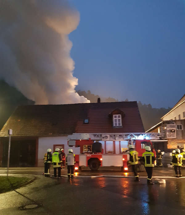 Starke Rauchentwicklung und Einsturzgefahr der Scheune erschwerten die Löscharbeiten (Foto: Polizei RLP)