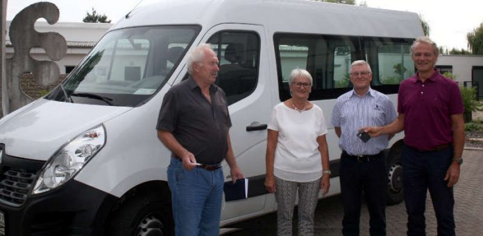 Bürgermeister Axel Wassyl (rechts) übergibt den Schlüssel für den Bürgerbus an zwei der fünf ehrenamtlichen Fahrer, Marlies Kühner und Hans-Jürgen Lutz. Links der Seniorenbeauftragte der VG Offenbach, Karlheinz Frech. (Foto: Verbandsgemeindeverwaltung Offenbach)