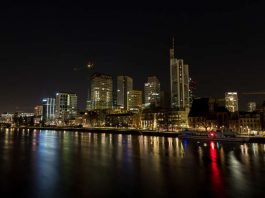 Earth Hour 2017, verdunkelte Skyline (Foto: Energiereferat Stadt Frankfurt/ Holger Menzel)