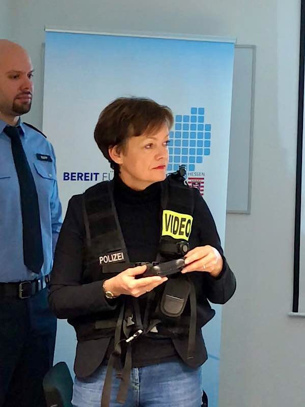 Europaministerin Lucia Puttrich informiert sich in Frankfurt über den Einsatz von Body-Cams bei der Polizei (Foto: Hessische Staatskanzlei) Europaministerin Lucia Puttrich informiert sich in Frankfurt über den Einsatz von Body-Cams bei der Polizei (Foto: Hessische Staatskanzlei)