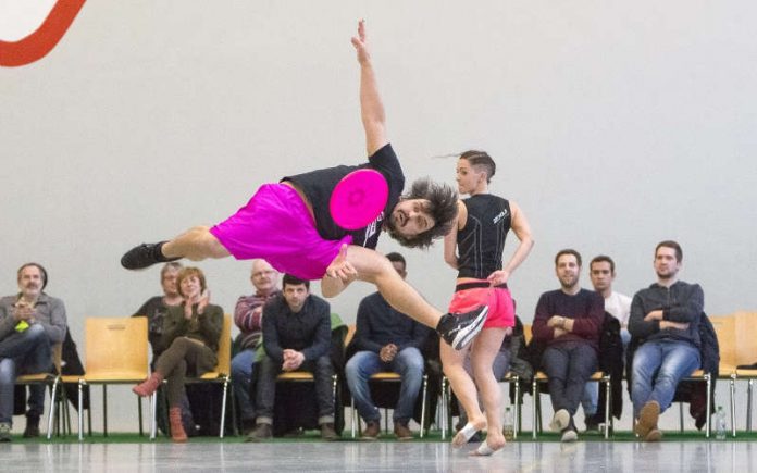 Freestyle Frisbee ist auch indoors ein optischer Hochgenuss (Foto: Paul Needham)