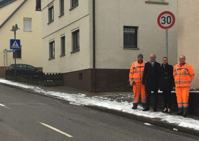 Landrat Dr. Christoph Schnaudigel (2.v.l.) und Bürgermeisterin Sabrina Eisele (2.v.r.) gaben gemeinsam die Beschränkung auf Tempo 30 in der Ortsdurchfahrt Pfaffenrot frei. Rene Schüttforth (links) und Ulrich Dann (rechts) von der Straßenmeisterei hatten die Schilder vorbereitet. (Foto: Landratsamt Karlsruhe) Landrat Dr. Christoph Schnaudigel (2.v.l.) und Bürgermeisterin Sabrina Eisele (2.v.r.) gaben gemeinsam die Beschränkung auf Tempo 30 in der Ortsdurchfahrt Pfaffenrot frei. Rene Schüttforth (links) und Ulrich Dann (rechts) von der Straßenmeisterei hatten die Schilder vorbereitet. (Foto: Landratsamt Karlsruhe)