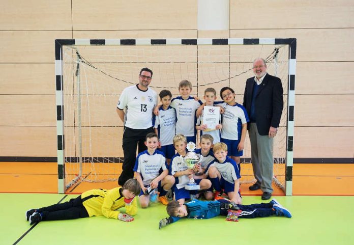 Gruppenbild mit Sieger und Kreisbeigeordneten Manfred Graf (Foto: Kreisverwaltung Rhein-Pfalz-Kreis)