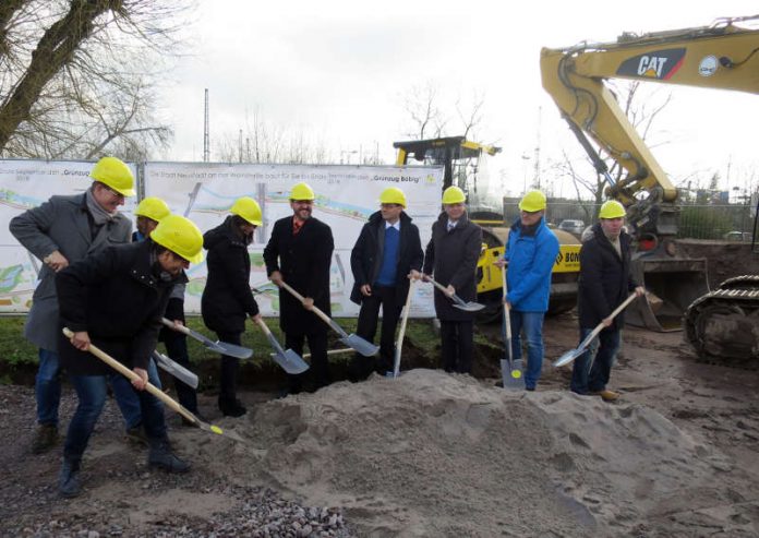 Für OB Weigel (Mitte) war es der erste Spatenstich. (Foto: Stadtverwaltung Neustadt)