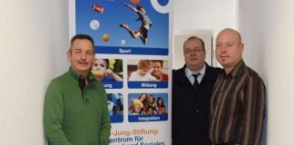 Die Zusammenarbeit trägt erste Früchte! Die Kooperation zwischen der Jugendfeuerwehr Bobenheim-Roxheim sowie der Bernd-Jung-Stiftung und der Gemeinde läuft. Von links: Harald Stark, Geschäftsführer der Bernd-Jung-Stiftung, Kai Neiheiser, Wehrleiter der Freiwilligen Feuerwehr, und Michael Müller, Bürgermeister der Gemeinde Bobenheim-Roxheim. (Foto: Bernd-Jung-Stiftung)